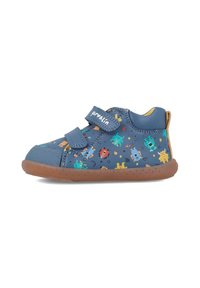 Modrá dětská bota s vzorovaným svrškem, na kterém jsou barevní kreslené zvířátka, dvěma suchými zipy a gumovou podrážkou.