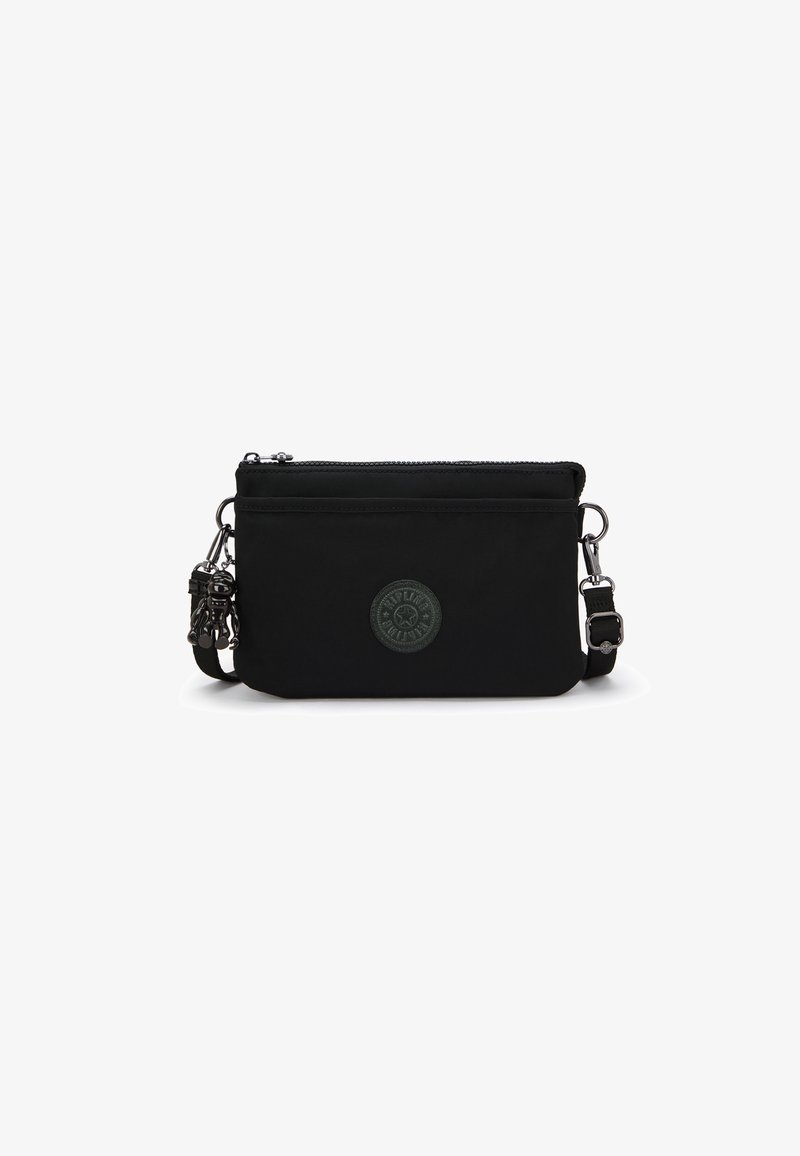 Černá nylonová crossbody taška se zipovým uzávěrem, s kulatým embosovaným logem a nastavitelným popruhem s kovovými prvky. Kompaktní design.