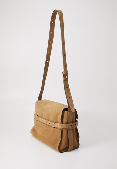 Geantă crossbody din suede în nuanță de tan, cu o formă rectangulară, curea ajustabilă și un accent tip curea cu găuri uniform distribuite pe lungimea curelei.