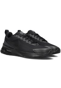 Zwarte sportschoenen met synthetisch bovenwerk, een gestructureerd ontwerp, een gevoerde kraag, vetersluiting en zichtbare luchtkussens in de zool.