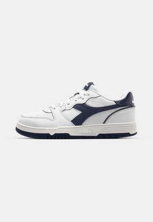 Weißer Sneaker mit navy Akzenten, Obermaterial aus glattem Leder, perforierte Zehenbox, flache Schnürsenkel, gepolsterter Schaft und dicke Gummisohle.