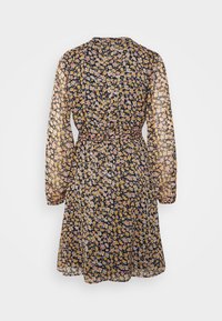 Vestido floral com fundo preto, apresentando mangas longas transparentes, uma cintura com cinto e uma saia fluida até ao joelho.