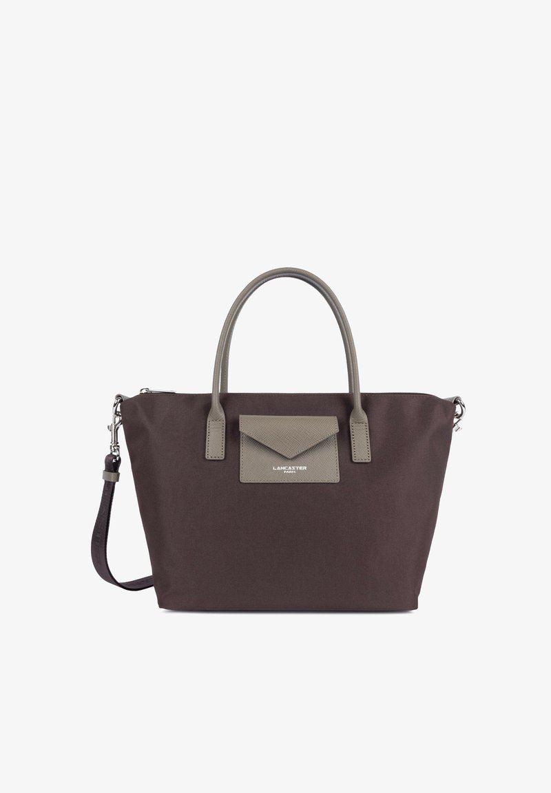 Sac cabas marron foncé avec poignées en cuir gris, rabat de poche avant et bandoulière amovible.