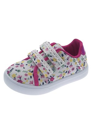 Sneaker in tela floreale con suola in gomma bianca, caratterizzata da accenti rosa, due cinturini in Velcro e bordo in pizzo. I colori predominanti includono bianco, rosa, giallo e verde.