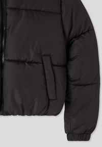 Giacca a vento nera con colletto alto, chiusura a zip, cuciture orizzontali e tasca laterale. Il materiale appare liscio e imbottito.