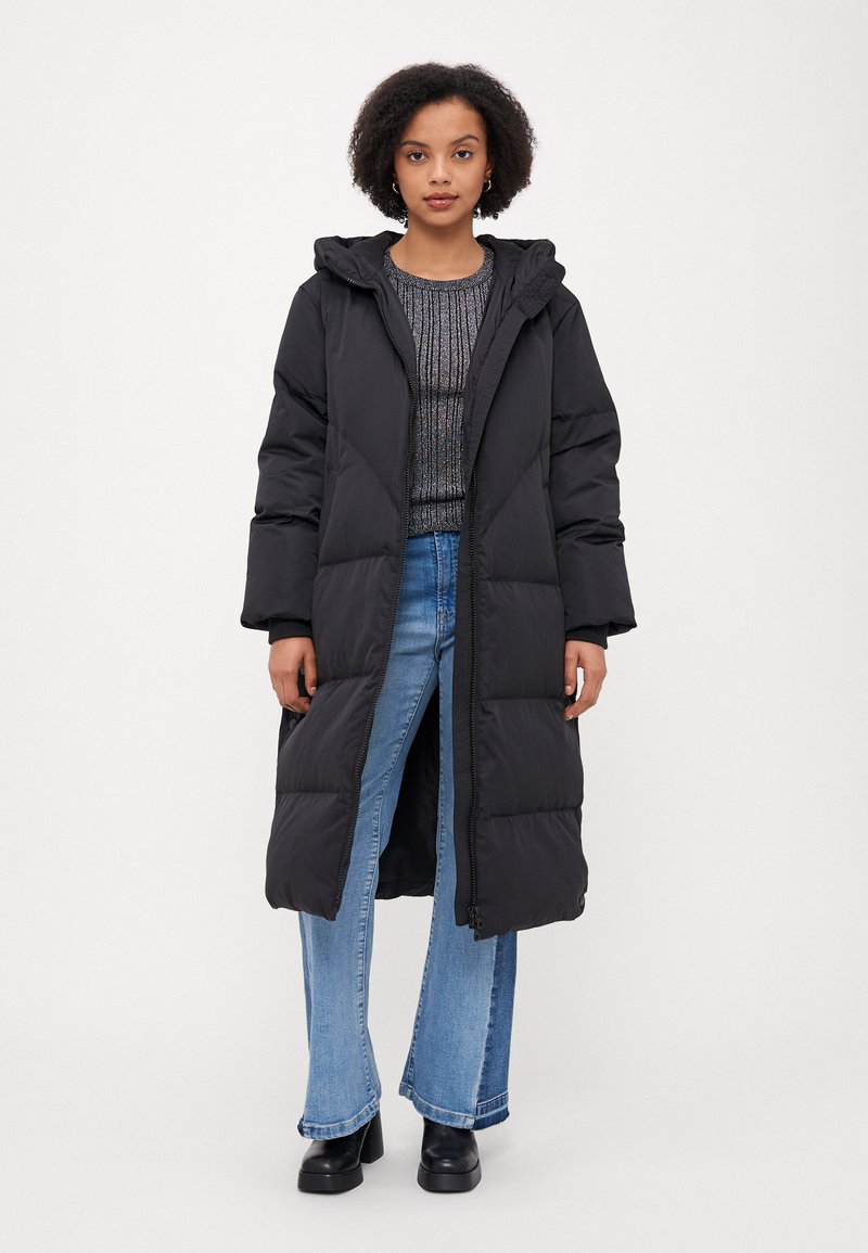 Ajoyib ayol yechinib turibdi