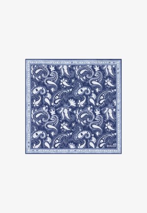 Blau-weiß gemustertes quadratisches Tuch im Paisley-Design mit hellblauem Rand und kleinen weißen Punkten, in der Ecke mit "Boggi Milano" gebrandet.