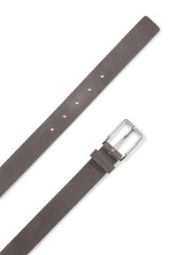 Cintura in pelle grigia con texture perforata, fibbia in metallo argentato e un accento in pelle marchiato vicino alla fibbia.