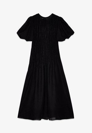 Musta midi-mekko, jossa on tekstuuroitu kangas, puffi-hihat ja kerätty rintamus, joka laskeutuu täyteen hameeseen. Suora kaula-aukko.