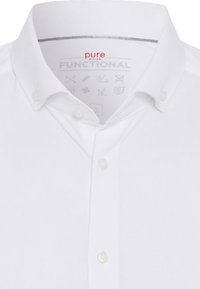 Witte overhemd met knoopsluiting en een klassieke kraag, voorzien van een gladde textuur en kleine, ronde knopen. Etiket vermeldt "pure FUNCTIONAL."