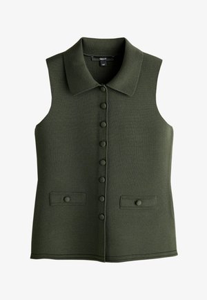 Tmavozelená pletená vesta bez rukávov s golierom, gombíkmi potiahnutými látkou po celej prednej časti a dvoma malými klopovými vreckami so zodpovedajúcimi gombíkmi.