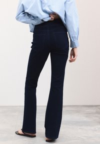 Next REGULAR FIT - FLARE LEG  - Leggingek - Nadrágok - rinse