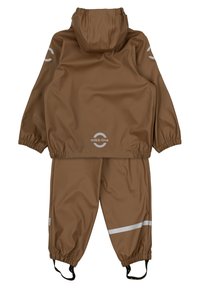 Set di giacca e pantaloni impermeabili marroni con cappuccio, polsini elasticizzati e strisce riflettenti per la visibilità. Logo del brand visibile.