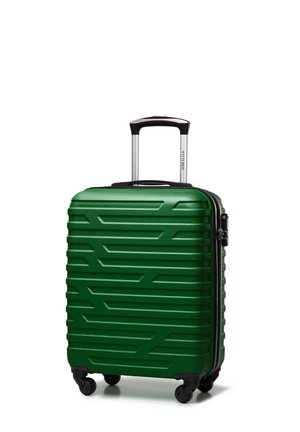 Valigia rigida verde con una superficie texturizzata, caratterizzata da audaci linee orizzontali, un manico retrattile e quattro ruote per la mobilità.