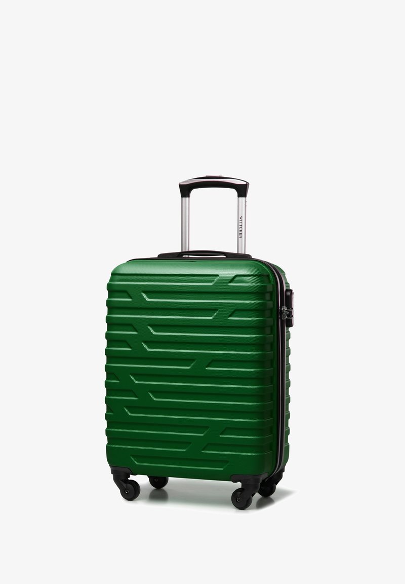 Zelený tvrdý kufr s texturovaným povrchem, vyznačující se odvážnými horizontálními liniemi, teleskopickou rukojetí a čtyřmi koly pro snadnou mobilitu.