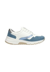 Witte leren sneaker met blauwe suède accenten, metallic zilveren hiel en gestructureerde bovenkant. Voorzien van een dikke beige zool en vetersluiting.