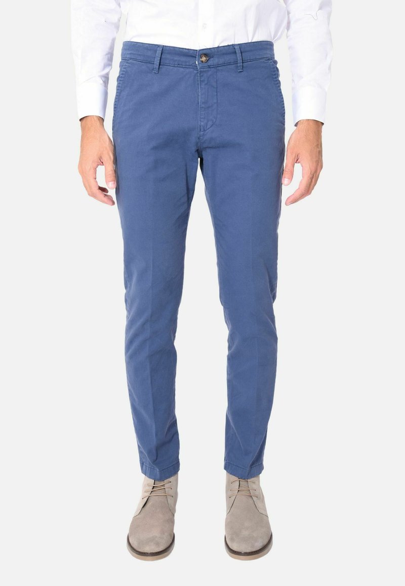 Chinos da uomo blue in cotone con vestibilità slim, chiusura con zip e bottone. Dotati di tasche anteriori e posteriori, texture liscia e risvolto sui polsini.