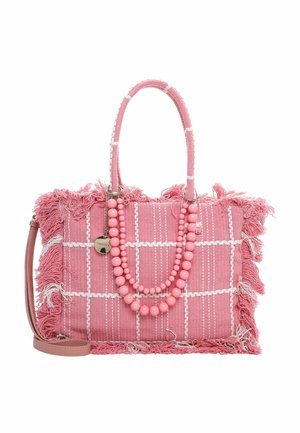 Sac à main tissé rose avec des détails en franges, présentant un motif en grille de rose clair et blanc, complété par une bandoulière perlée.
