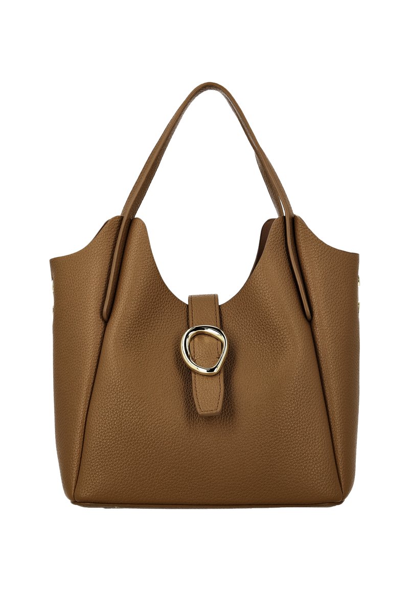 Bruine leren tote bag met een textuurovervlak, U-vormige bovenkant, dubbele handvatten en een goudkleurige cirkelvormige gesp als accent op een voorste riem.