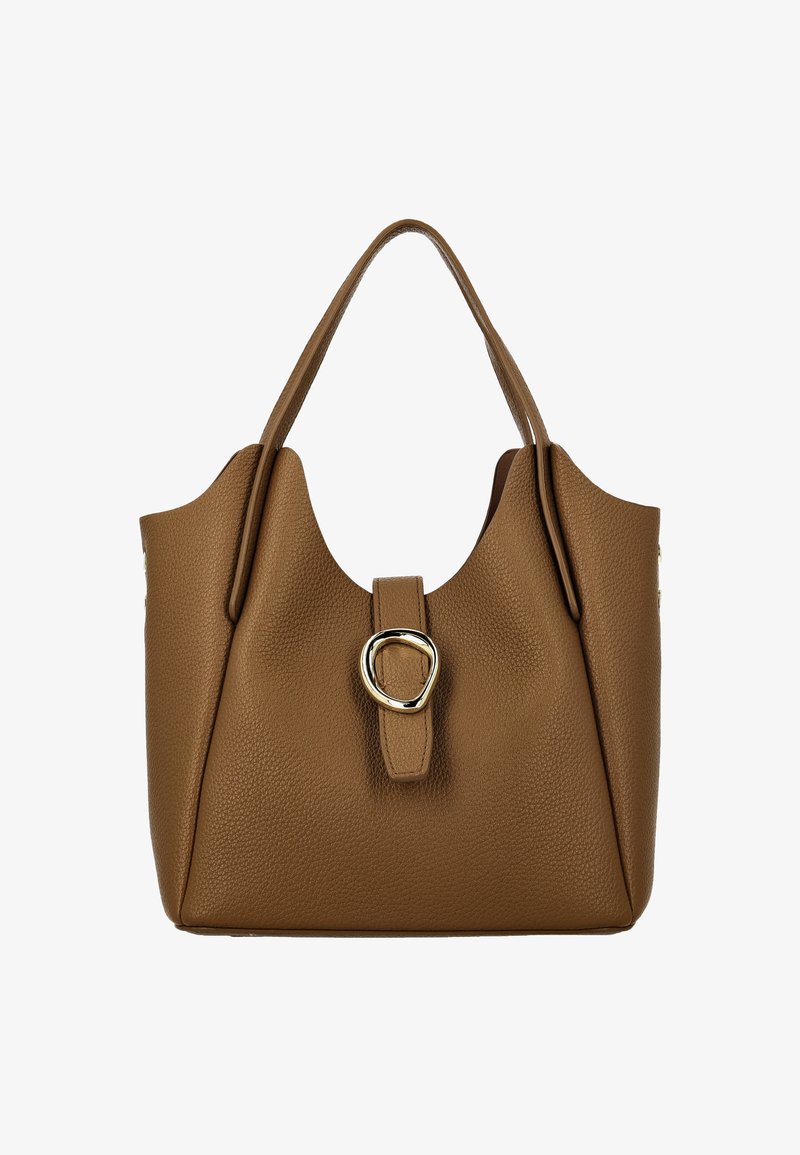 Bruine leren tote bag met een textuurovervlak, U-vormige bovenkant, dubbele handvatten en een goudkleurige cirkelvormige gesp als accent op een voorste riem.