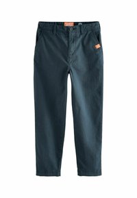 Donkerblauwe katoenen broek met een slim fit, voortassen en een klein oranje merkembleem op de tailleband. Gladde textuur.