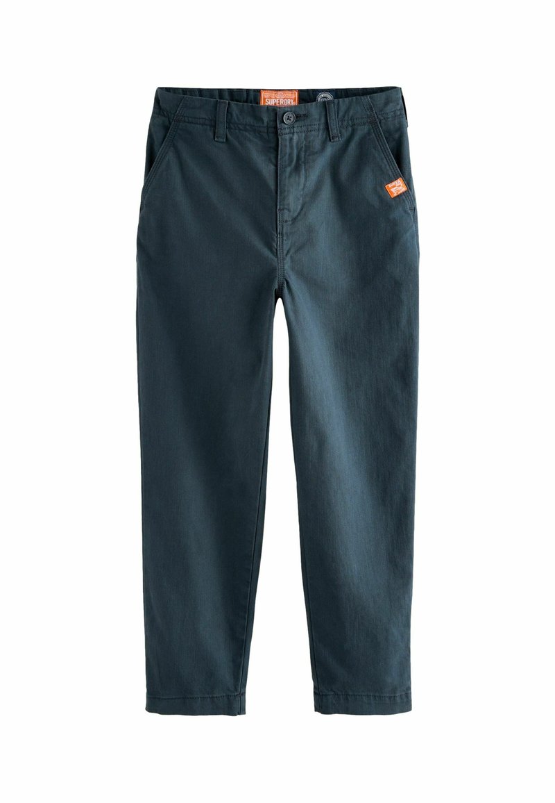 Donkerblauwe katoenen broek met een slim fit, voortassen en een klein oranje merkembleem op de tailleband. Gladde textuur.
