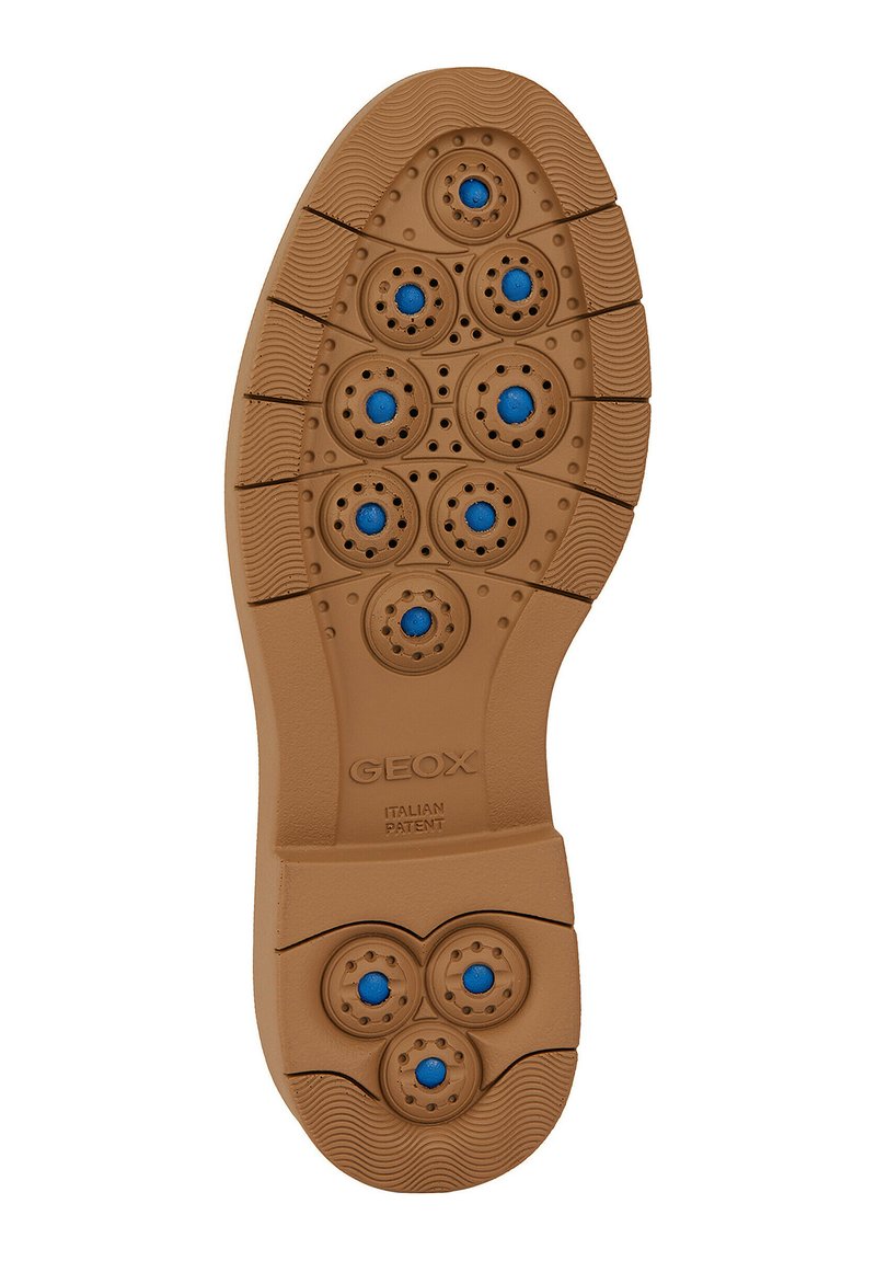 Semelle de chaussure GEOX, en caoutchouc brun avec des aérations circulaires bleues, motif texturé et forme arrondie, dotée de rainures de traction pour une meilleure adhérence.