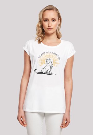 Weiße Baumwoll-T-Shirt mit einem Löwendesign und dem Text "HERZ EINES LÖWIN" in schwarzer Umrandung und gelbem Sonnenstrahlen-Muster. Kurze Ärmel, lässiger Schnitt.