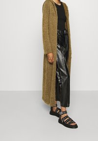 Urban Classics Chaqueta de punto - khaki