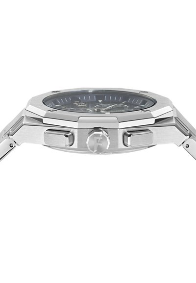 Nyolcszögletű rozsdamentes acél karóra fekete számlappal, ezüstszínű mutatókkal és a koronán kiemelkedő logóval. Texturált szemes szíj jellemzi.