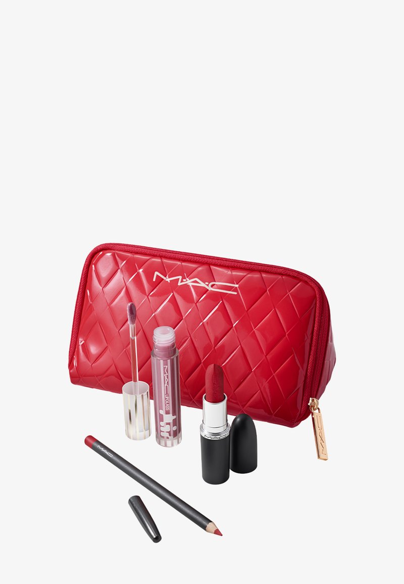 Rød quiltet kosmetikpose med sølvhardware, der indeholder en lipgloss, læbestift og læbepensel i komplementerende røde nuancer.
