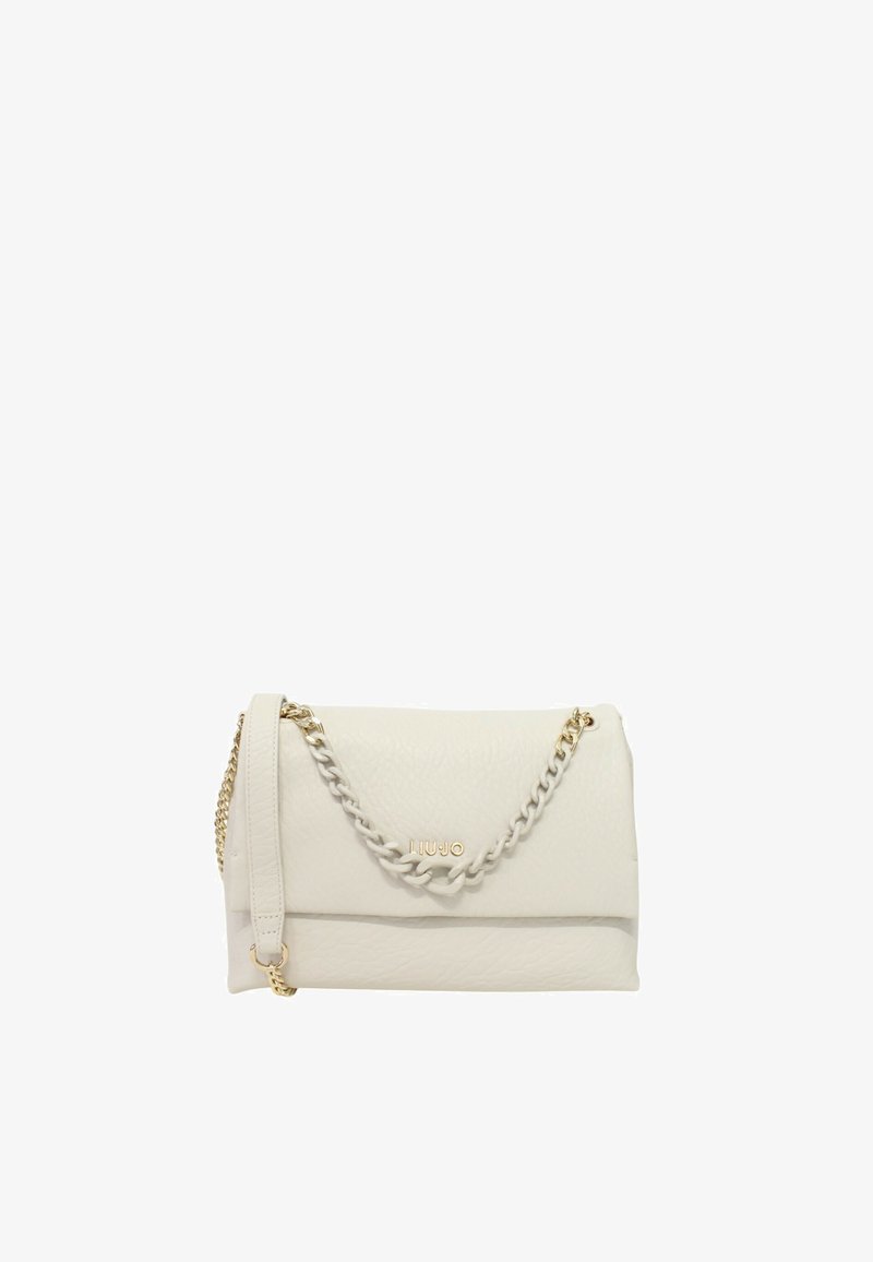 Hvid læder skuldertaske med struktureret overflade, udstyret med en guldkæde-strop og et fold-over design. Brandlogo præget på forsiden.