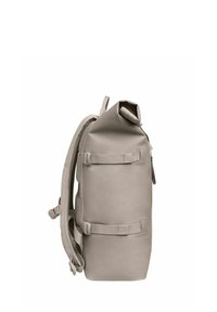 Mochila enrollable en tejido gris claro, con correas ajustables, dos clips laterales y un respaldo de malla texturizada para mayor comodidad.