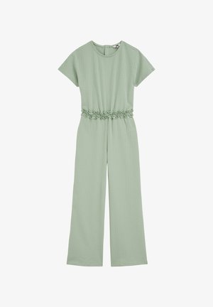 Combinaison courte vert clair à manches courtes avec tissu texturé, encolure ronde, taille cintrée avec détail volanté, et pantalons à jambes larges.