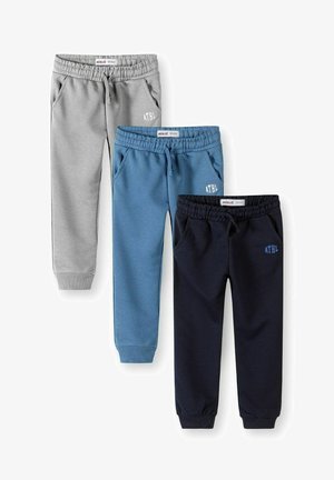 Tre paia di pantaloni da jogging per bambini con vita elastica, in grigio, blu e nero, con tasche frontali e logo "ATHL" sulla coscia sinistra.
