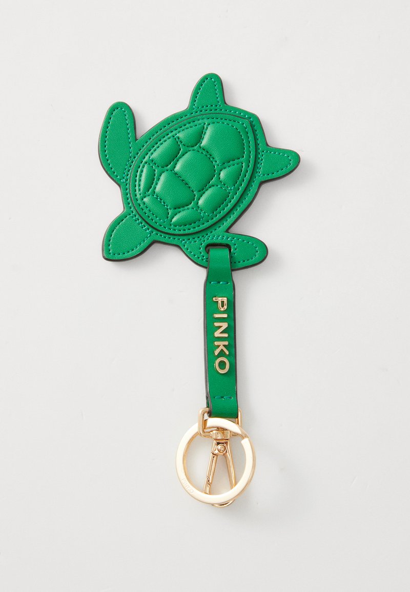 Πράσινο δερμάτινο μπρελόκ σε σχήμα χελωνάκι με λουράκι που φέρει την επιγραφή "PINKO" και χρυσό μεταλλικό κρίκο και κλιπ.