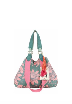 Borsa floreale verde e rosa con ampi cinturini verdi, tracolla rosa e nappina multicolore appesa a un'etichetta.