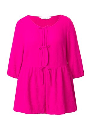 Fuchsia bluse med rund halsudskæring, trekvartærmer og snøre detaljer foran. Blød, tekstureret stof med en flagrende design.