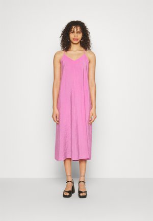 Vero Moda Tall VMQUEENY CALF SINGLET DREES - Kjole - cyclamen