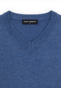 Niebieski sweter w serek wykonany z miękkiego materiału z prążkowanym dekoltem; posiada metkę z nazwą marki "PAKO LORENTE" oraz rozmiarem "M."