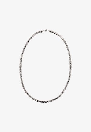 Hopeaketju, jossa on hopeanvärisiä metallilinkkejä, jotka on toisiinsa kytkettyjä, sileällä pinnalla ja turvallisella lukolla, suunniteltu tiukaksi istuvuudeksi kaulan ympärille.