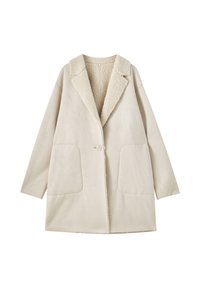 Manteau long beige avec un bouton unique, grandes poches avant et doublure douce et texturée sur le col et à l'intérieur.