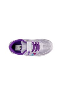 Jasnofioletowe sneakersy wykonane z siateczki i materiałów syntetycznych, z rzepem, fioletowymi sznurowadłami i kolorowym wzorem po boku.