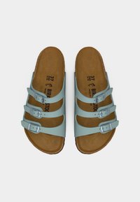 Ζευγάρι γαλάζια σανδάλια Birkenstock με τρεις ρυθμιζόμενες ασημένιες αγκράφες και καφέ φελλό σε μέγεθος 37.