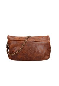 Borsa a mano in pelle marrone con finitura testurizzata, dotata di una tracolla in catena dorata e chiusura superiore con zip. Forma rettangolare compatta.