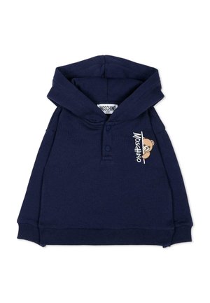 Navyblauwe babyhoodie met twee knopen, geribde boorden en zoom, en een kleine afbeelding van een teddybeer met de tekst "Moschino" op de voorkant.