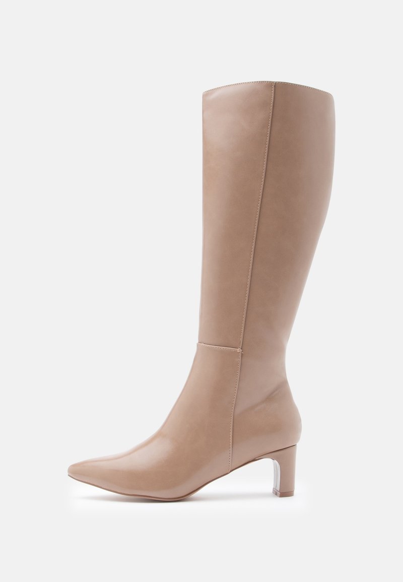 Botte en cuir beige montante jusqu'aux genoux, avec bout pointu et petit talon carré, vue de profil droit sur fond blanc uni.