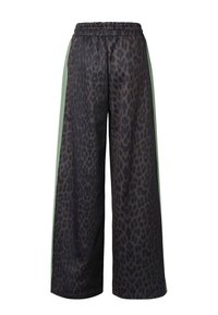 Széles szárú nadrág sötétszürke és fekete leopárdmintával, világoszöld függőleges oldalsávokkal, elasztikus derékpánttal.