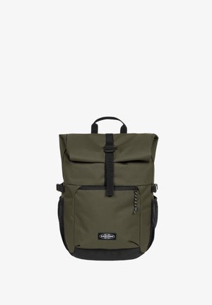 Olivinvihreä rullattava reppu mustalla soljella, etutaskulla vetoketjulla, sivun verkkotaskuilla ja yläkantokahvalla.