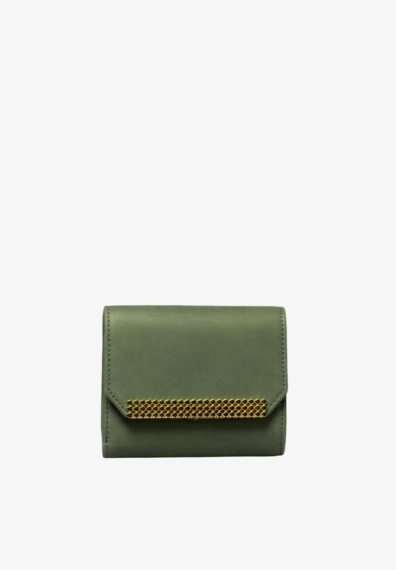Groene leren portemonnee met een gemtextuurde gouden accent aan de voorkant. Het heeft een vouwklepontwerp en nette stiksels. Compact formaat.